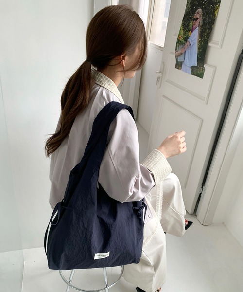 LA VORAGINE(ラ ヴォラジネ)の「4 色展開 ナイロン リボントートバッグ 大容量 レディース 通勤用(トートバッグ・レディース・ライトグレー/ピンク/レッド/ネイビー・FREE)」の22枚目の写真