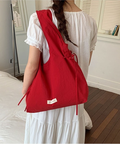 LA VORAGINE(ラ ヴォラジネ)の「4 色展開 ナイロン リボントートバッグ 大容量 レディース 通勤用(トートバッグ・レディース・ライトグレー/ピンク/レッド/ネイビー・FREE)」の13枚目の写真