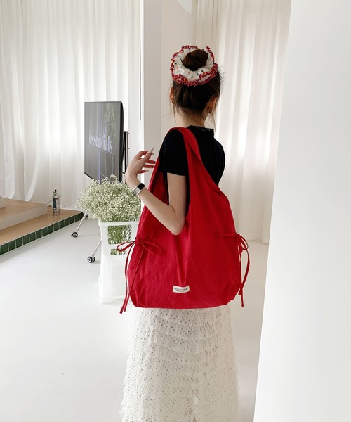 LA VORAGINE(ラ ヴォラジネ)の「4 色展開 ナイロン リボントートバッグ 大容量 レディース 通勤用(トートバッグ・レディース・ライトグレー/ピンク/レッド/ネイビー・FREE)」の7枚目の写真