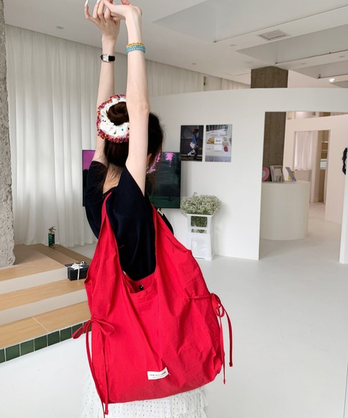 LA VORAGINE(ラ ヴォラジネ)の「4 色展開 ナイロン リボントートバッグ 大容量 レディース 通勤用(トートバッグ・レディース・ライトグレー/ピンク/レッド/ネイビー・FREE)」の9枚目の写真
