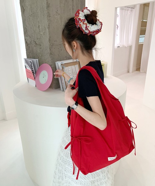 LA VORAGINE(ラ ヴォラジネ)の「4 色展開 ナイロン リボントートバッグ 大容量 レディース 通勤用(トートバッグ・レディース・ライトグレー/ピンク/レッド/ネイビー・FREE)」の8枚目の写真