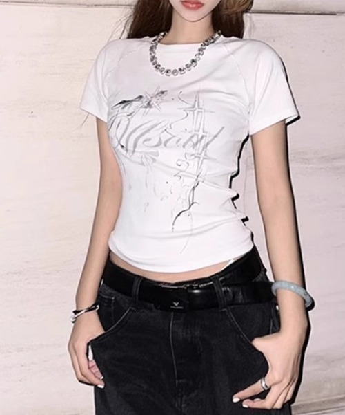 SHEPP(シープ)の「Y2Kデザイン サイバーロゴ タイトフィット半袖Tシャツ(Tシャツ/カットソー・レディース・ブラック/ホワイト・M/S)」の3枚目の写真