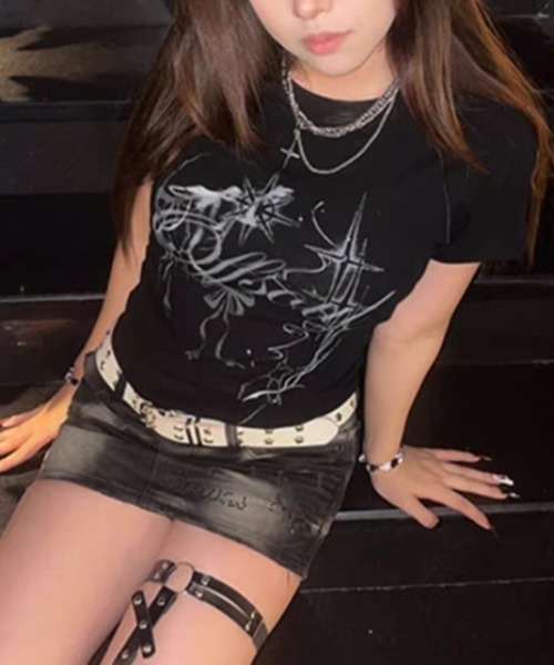 SHEPP(シープ)の「Y2Kデザイン サイバーロゴ タイトフィット半袖Tシャツ(Tシャツ/カットソー・レディース・ブラック/ホワイト・M/S)」の6枚目の写真