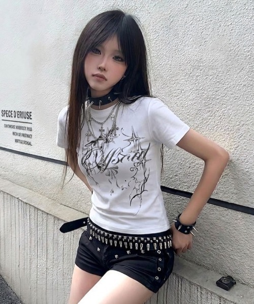 SHEPP(シープ)の「Y2Kデザイン サイバーロゴ タイトフィット半袖Tシャツ(Tシャツ/カットソー・レディース・ブラック/ホワイト・M/S)」の9枚目の写真