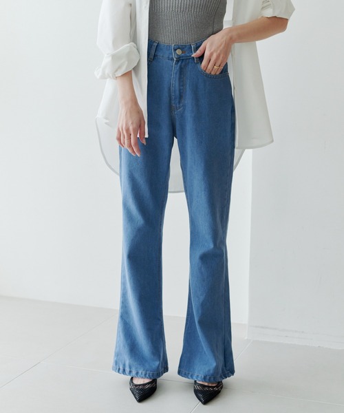 Olume (オリュム)の「セミフレアデニムパンツ(デニムパンツ・レディース・ブルー・M/S)」の3枚目の写真