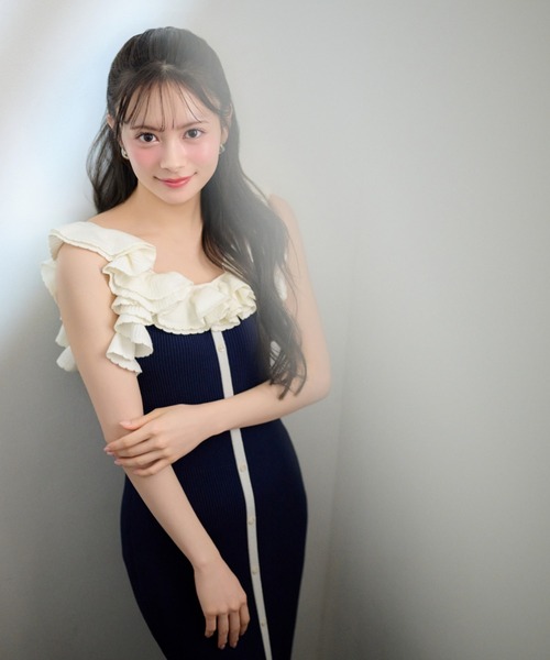 rienda(リエンダ)の「【AKB48 伊藤百花さん着用】フリルディテールタイトニットワンピース 夏服(ワンピース・レディース・ブラック/パープル/ネイビー・FREE)」の4枚目の写真
