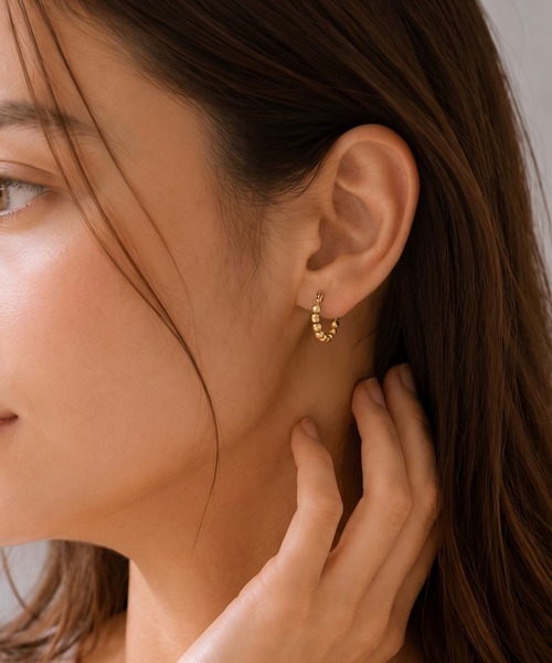 EMUNE(エミュネ)の「ステンレス フープピアス Facet(ファセット)(ピアス(両耳用)・レディース・ゴールド・ONE SIZE)」の5枚目の写真