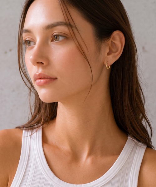 EMUNE(エミュネ)の「ステンレス フープピアス Facet(ファセット)(ピアス(両耳用)・レディース・ゴールド・ONE SIZE)」の6枚目の写真