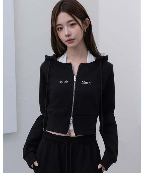 muahmuah（ムーアムーア）の「[SET] ラウンドクロップフードジップアップバンディングパンツセット [ブラック]（パーカー・レディース・ブラック・FREE）」の4枚目の写真