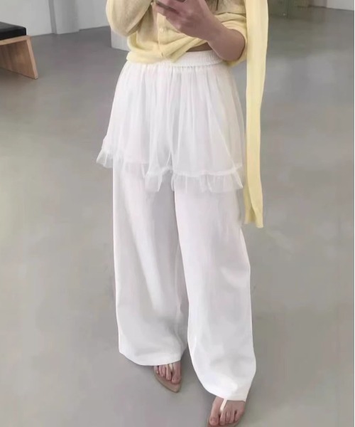 &soiree(アンドソワレ)の「チュールミニスカートレイヤードイージーワイドパンツ(その他パンツ・レディース・ホワイト/アイボリー・LARGE/MEDIUM)」の1枚目の写真