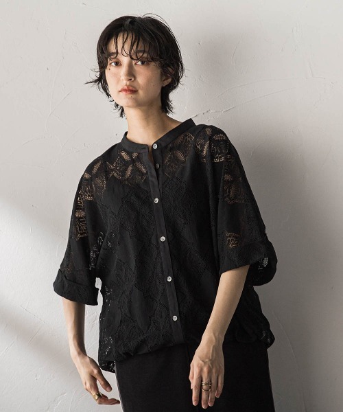 MAYSON GREY(メイソングレイ)の「ガーランドレースドロストヘムドルマンシャツ(シャツ/ブラウス・レディース・ブラック・M)」の1枚目の写真