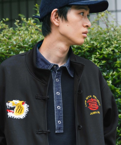 niko and...(ニコアンド)の「チャイナトラックジャージ(ジャージ・メンズ・ブラウン/ブラック・LARGE/MEDIUM)」の1枚目の写真