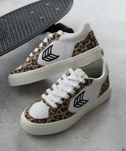 CARIUMA(カリウマ)の「VALLELY Leather Suede Logo Sneaker ヴァレリー レザー スエード ロゴ スニーカー(スニーカー・メンズ・ホワイト系その他・US6.5/US8/US8.5/US7/US7.5)」の1枚目の写真