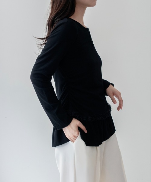 on:nue(オンニュ)の「【on:nue】ウエストフリルヘンリーネックカットソー /26-27 AW COLLECTION(Tシャツ/カットソー・レディース・ブラック/ホワイト・FREE)」の18枚目の写真