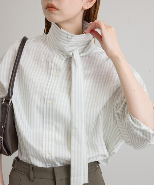 U by SPICK&SPAN（ユーバイスピックアンドスパン）の「ボタンダウンボウタイシャツ（シャツ/ブラウス・レディース・ブラウン/カーキ/パープル・FREE）」の2枚目の写真