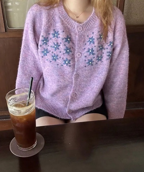 FAVORITO(ファヴォリート)の「クルーネックカーディガン(カーディガン/ボレロ・レディース・ベージュ/パープル・F)」の13枚目の写真