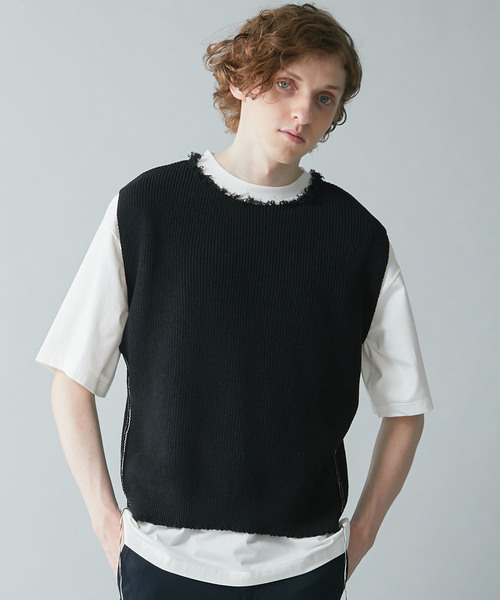 WRAPINKNOT（ラッピンノット）の「【WRAPINKNOT】別注カットオフショートベスト（ベスト・メンズ・ブラック/グレー・2/3）」の2枚目の写真