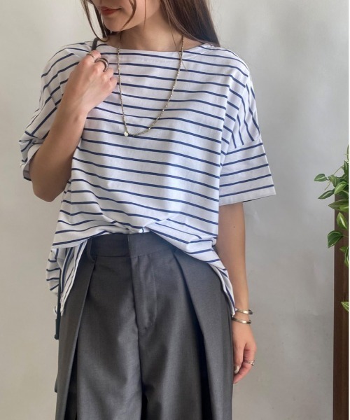 and it_（アンドイット）の「もちもちストレッチビッグシルエットカットソー（Tシャツ/カットソー・レディース・ホワイト×ブルー/グリーン/ブラック/ホワイト×ブラック/オフホワイト/ネイビー/ラベンダー/ホワイト×ネイビー/杢グレー/カーキ/チャコール/モカ/ブルーグリーン/ブラウン/スモークピンク/ブルー/ライトブラウン/ライトグリーン/ピンク系/ホワイト系/ブラウン系/グリーン系/ホワイト系その他・MEDIUM/LARGE）」の3枚目の写真