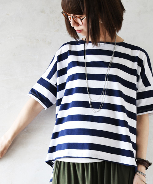 and it_（アンドイット）の「もちもちストレッチビッグシルエットカットソー（Tシャツ/カットソー・レディース・ホワイト×ブルー/グリーン/ブラック/ホワイト×ブラック/オフホワイト/ネイビー/ラベンダー/ホワイト×ネイビー/杢グレー/カーキ/チャコール/モカ/ブルーグリーン/ブラウン/スモークピンク/ブルー/ライトブラウン/ライトグリーン/ピンク系/ホワイト系/ブラウン系/グリーン系/ホワイト系その他・MEDIUM/LARGE）」の6枚目の写真