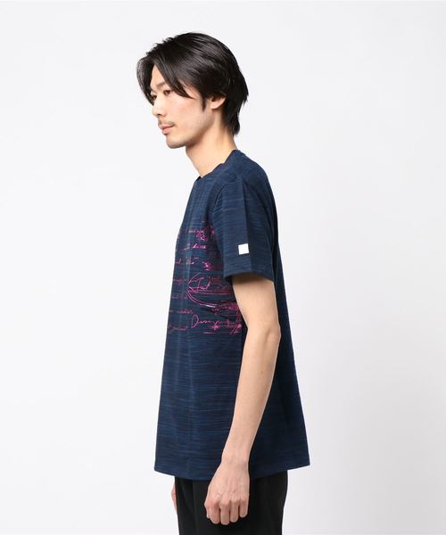 Desigual（デシグアル）の「ピンクカリグラフィテキスト入りブルーTシャツ（Tシャツ/カットソー・メンズ・ブルー・L/2L/3L/S/M）」の2枚目の写真