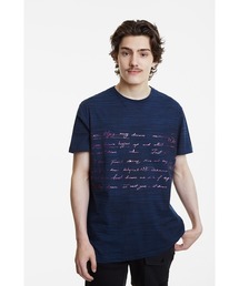ピンクカリグラフィテキスト入りブルーTシャツ