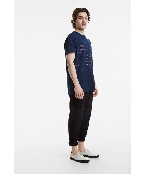 Desigual（デシグアル）の「ピンクカリグラフィテキスト入りブルーTシャツ（Tシャツ/カットソー・メンズ・ブルー・L/2L/3L/S/M）」の8枚目の写真