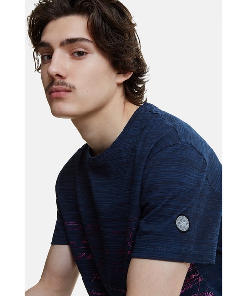Desigual（デシグアル）の「ピンクカリグラフィテキスト入りブルーTシャツ（Tシャツ/カットソー・メンズ・ブルー・L/2L/3L/S/M）」の7枚目の写真