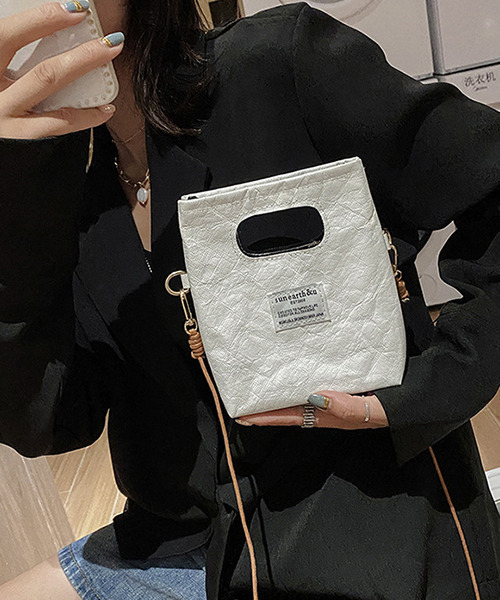 c.u.l(シーユーエル)の「【c.u.l】クラフト風シワ加工ミニショルダーバッグ cula155(ショルダーバッグ・レディース・ベージュ/ホワイト/ブラック・FREE)」の4枚目の写真