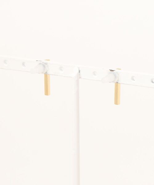 Phoebe(フィービィー)の「【金属アレルギー対応】ラインビジューセラミックピアス(ピアス(両耳用)・レディース・ゴールド・FREE)」の2枚目の写真