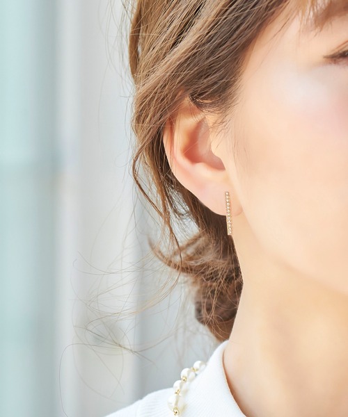 Phoebe(フィービィー)の「【金属アレルギー対応】ラインビジューセラミックピアス(ピアス(両耳用)・レディース・ゴールド・FREE)」の1枚目の写真