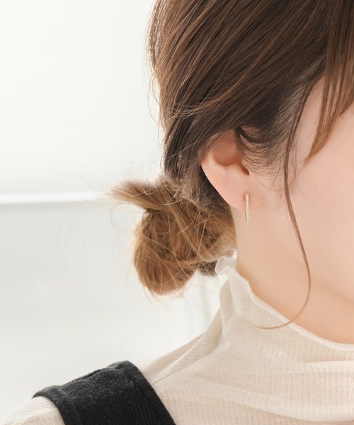 Phoebe(フィービィー)の「【金属アレルギー対応】ラインビジューセラミックピアス(ピアス(両耳用)・レディース・ゴールド・FREE)」の5枚目の写真