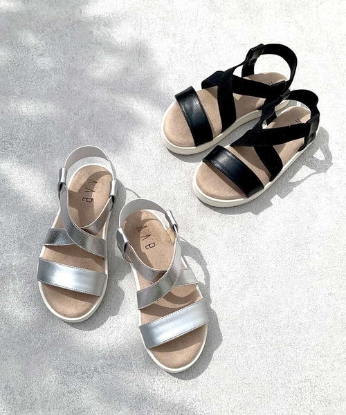 a.v.v（アーヴェヴェ）の「[KIDS]クロスゴムフラットサンダル[WEB限定サイズ]（サンダル・キッズ・シルバー/ブラック・20/22/21/18/19/23）」の2枚目の写真