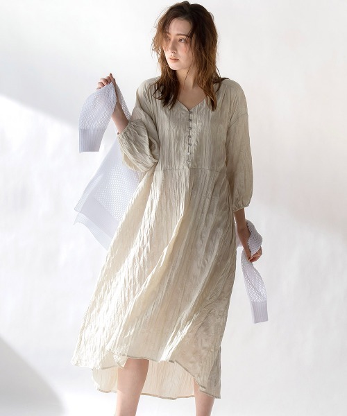 socolla（ソコラ）の「【socolla】7分袖ワッシャープリーツワンピース（ワンピース・レディース・ベージュ/オレンジ/グリーン・S/M）」の2枚目の写真