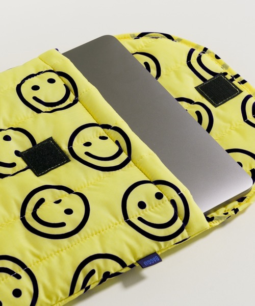 BAGGU(バグー)の「パフィー ラップトップスリーブ 16インチ ハッピー(PC・タブレットケース・レディース・イエロー・FREE)」の2枚目の写真