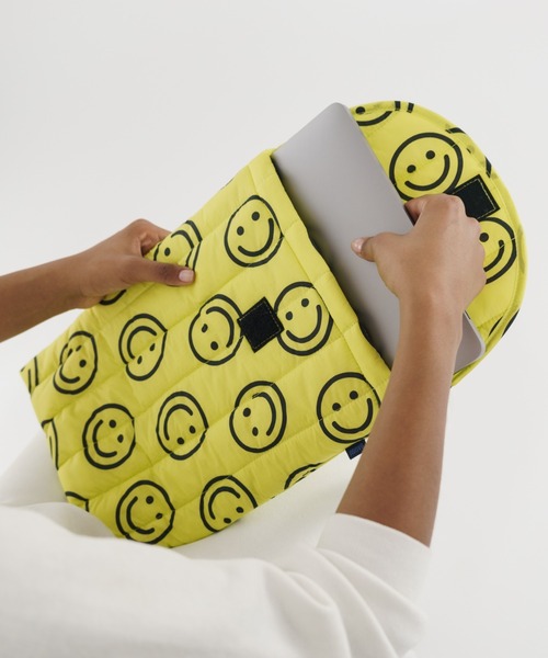 BAGGU(バグー)の「パフィー ラップトップスリーブ 16インチ ハッピー(PC・タブレットケース・レディース・イエロー・FREE)」の3枚目の写真