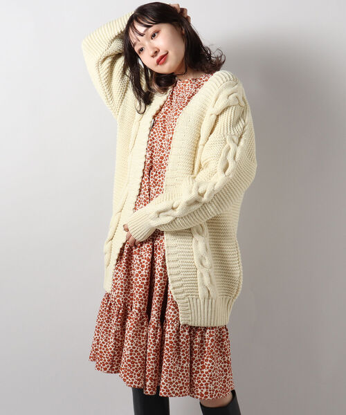 FREDY&GLOSTER（フレディアンドグロスター）の「【Kerry Woollen Mills/ケリーウーレンミルズ】BIG CABLE PEARL STITCH CARDIGAN（カーディガン/ボレロ・レディース・キャメル/アイボリー・MEDIUM）」の12枚目の写真
