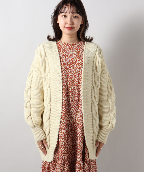 FREDY&GLOSTER（フレディアンドグロスター）の「【Kerry Woollen Mills/ケリーウーレンミルズ】BIG CABLE PEARL STITCH CARDIGAN（カーディガン/ボレロ・レディース・キャメル/アイボリー・MEDIUM）」の14枚目の写真