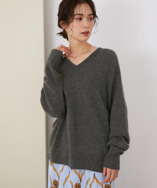 ROPE'(ロペ)の「【秋にも使える】【シリーズ】クーマラムホールガーメントVネックプルオーバー(ニット/セーター・レディース・チャコールグレー/ターコイズブルー/キナリ/イエロー系その他2・38)」の2枚目の写真