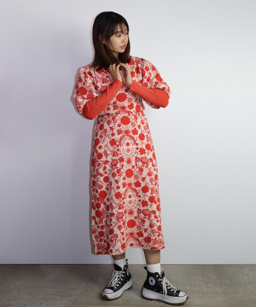moyan ecri(モヤン エクリ)の「<moyan ecri>パワーショルダーフラワージャガードワンピース(ワンピース・レディース・オレンジ/オリーブ系・FREE)」の2枚目の写真