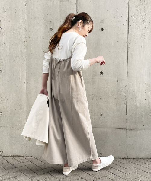 ONIGIRI(オニギリ)の「コットンリネン サロペット(サロペット/オーバーオール・レディース・ベージュ/チャコール・MEDIUM/LARGE)」の6枚目の写真