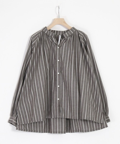 ARTEPOVERA（アルテポーヴェラ）の「[ARTE POVERA] 21sp33 コットンストライプ スタンドギャザリングシャツ（シャツ/ブラウス・レディース・ベージュ系その他/グレー系その他・FREE）」の2枚目の写真