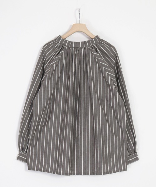ARTEPOVERA（アルテポーヴェラ）の「[ARTE POVERA] 21sp33 コットンストライプ スタンドギャザリングシャツ（シャツ/ブラウス・レディース・ベージュ系その他/グレー系その他・FREE）」の3枚目の写真