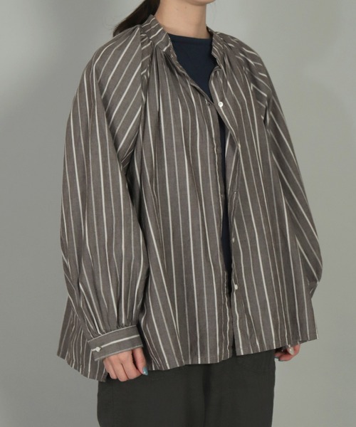 ARTEPOVERA（アルテポーヴェラ）の「[ARTE POVERA] 21sp33 コットンストライプ スタンドギャザリングシャツ（シャツ/ブラウス・レディース・ベージュ系その他/グレー系その他・FREE）」の5枚目の写真