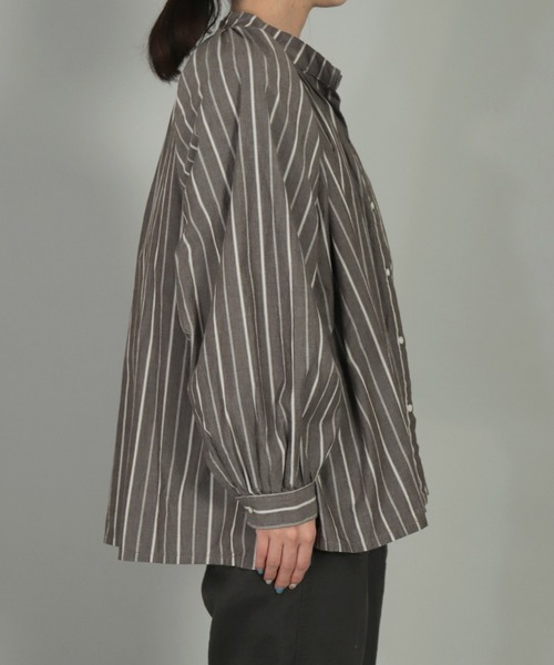 ARTEPOVERA（アルテポーヴェラ）の「[ARTE POVERA] 21sp33 コットンストライプ スタンドギャザリングシャツ（シャツ/ブラウス・レディース・ベージュ系その他/グレー系その他・FREE）」の7枚目の写真