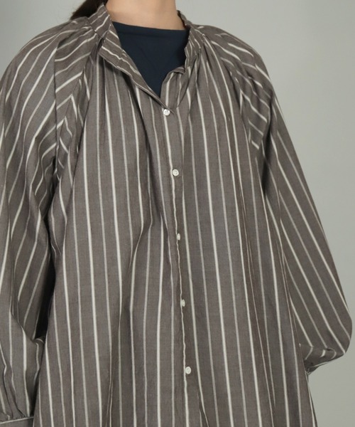 ARTEPOVERA（アルテポーヴェラ）の「[ARTE POVERA] 21sp33 コットンストライプ スタンドギャザリングシャツ（シャツ/ブラウス・レディース・ベージュ系その他/グレー系その他・FREE）」の9枚目の写真