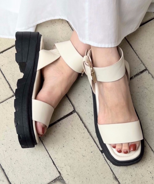 moment+(モーメントプラス)の「厚底フェイクレザーアンクルストラップサンダル(サンダル・レディース・ブラック/アイボリー・LL/S/M/L)」の20枚目の写真
