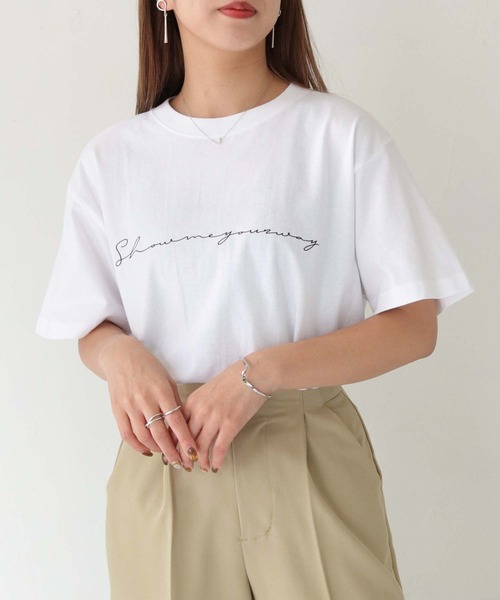 HER CLOSET（ハークローゼット）の「【shemoshelly】WEB限定5.6オンスカリグラフィーロゴTシャツ（Tシャツ/カットソー・レディース・ホワイト系その他2/ホワイト系その他/ブラック系その他/ブラック系その他2・M/L/S）」の3枚目の写真