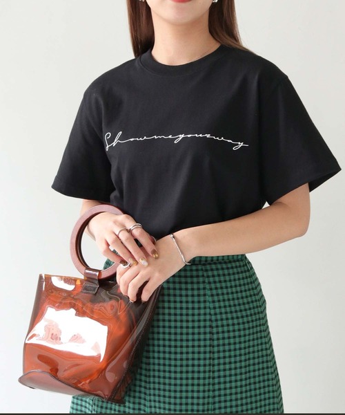 HER CLOSET（ハークローゼット）の「【shemoshelly】WEB限定5.6オンスカリグラフィーロゴTシャツ（Tシャツ/カットソー・レディース・ホワイト系その他2/ホワイト系その他/ブラック系その他/ブラック系その他2・M/L/S）」の4枚目の写真