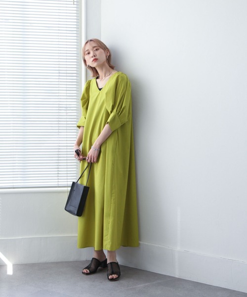 Chillfar(チルファー)の「半袖切替プリーツVネックワンピース(ワンピース・レディース・ライトグリーン/オレンジ/ネイビー・LARGE/MEDIUM)」の4枚目の写真