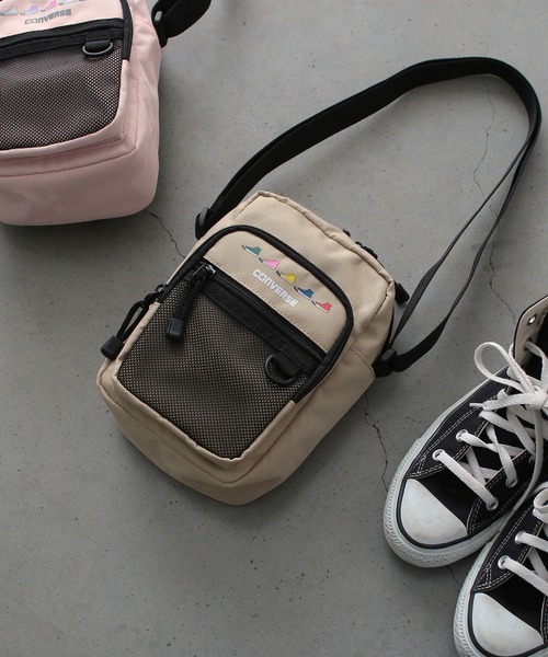 CONVERSE(コンバース)の「CONVERSE SNEAKERS PRINT SHOULDER BAG(ショルダーバッグ・メンズ・ホワイト/ブラック/ベージュ/ピンク・FREE)」の4枚目の写真